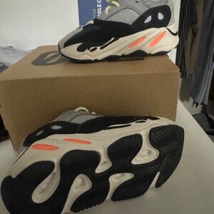 Toddler Yeezy Wave Runners 6c